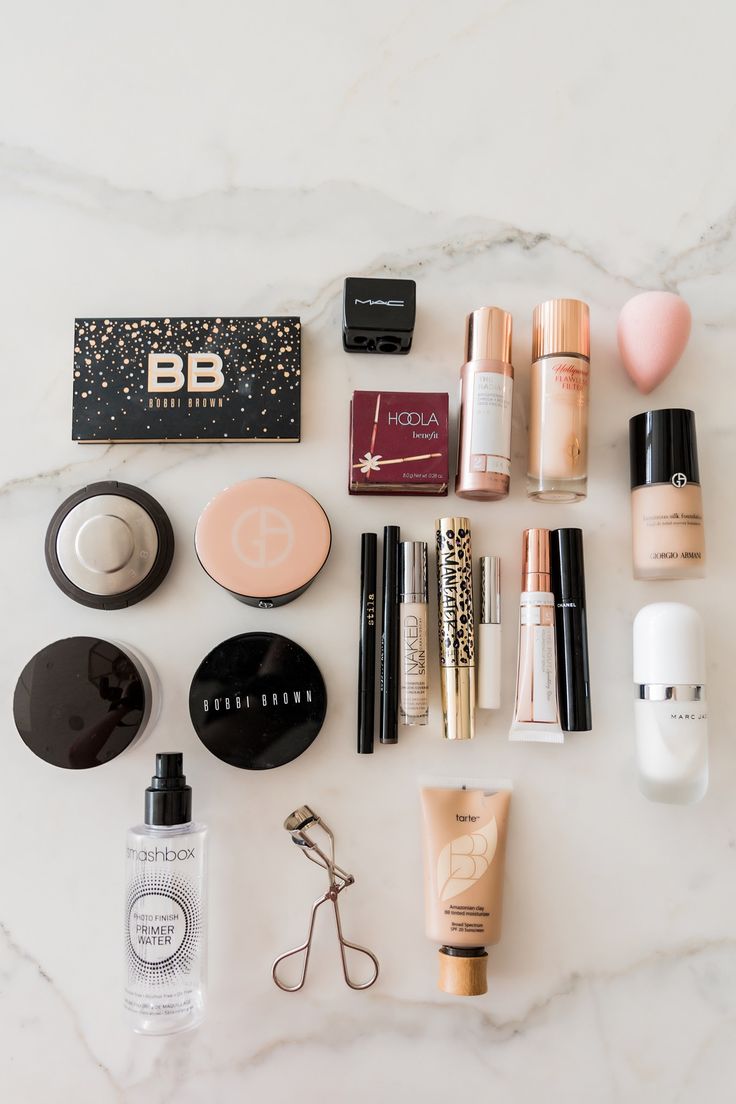 In My Makeup Bag... - Rach Parcell Minimalist Makeup Collection, Kylie Jenner Makeup Collection, Alcone Makeup, Makeup Collection Storage, Koleksi Makeup, Whats In My Makeup Bag, Penyimpanan Makeup, In My Makeup Bag, Makeup Collection Goals