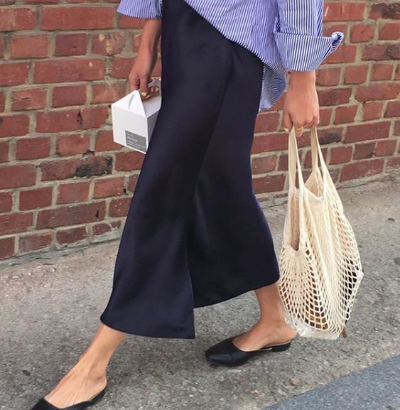 Blue Skirt Outfits, Silk Skirt Outfit, Minimalist Moda, Long Skirt Outfits, 여름 스타일, Easy Style, Mode Casual, Stil Inspiration, Modieuze Outfits