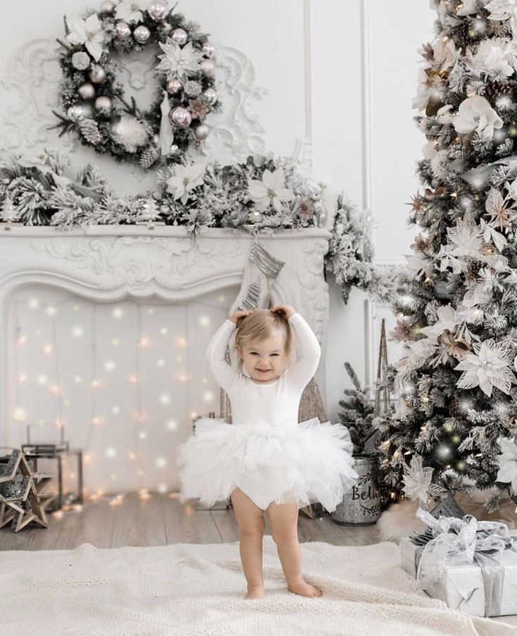 White And Gold Christmas Photo Shoot, White Christmas Photo Shoot Family, White Christmas Family Photoshoot, White Christmas Photoshoot, White Christmas Photo Shoot, Indoor Christmas Photos, Christmas Tree Photoshoot, Christmas Mini Shoot, Family Christmas Pictures Outfits