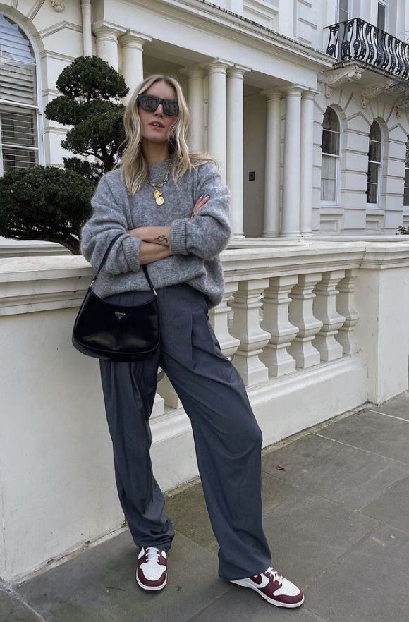 Grey Oversized Jumper Outfit, Oversize Grey Sweater Outfit, Gray Jumper Outfit, Oversized Grey Sweatshirt Outfit, Grey Trousers Outfit Women Street Style, Grey Oversized Sweater Outfit, Oversized Grey Sweater Outfit, Fall Trousers Outfit, Grey Trousers Outfit Women