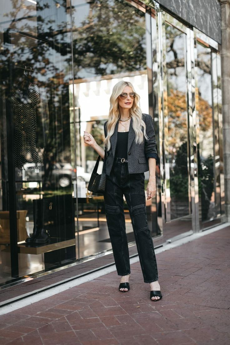 Cargo jeans and these are one of the best pairs EVER! I loves the vintage black wash and the fit is impeccable! I'm wearing an size 24. Blazer And Jeans, Fall Wardrobe Essentials, Flattering Jeans, Chic Blazer, Dallas Fashion, Fall Jeans, Jeans Outfits, Trends 2023, Medium Wash Jeans