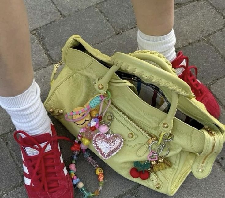 Bag With Trinkets, Green Balenciaga Bag, Cool Handbags, Bag With Charms, Decorated Bag, Oki Doki, Decorated Bags, Inside My Bag, Accessorize Bags