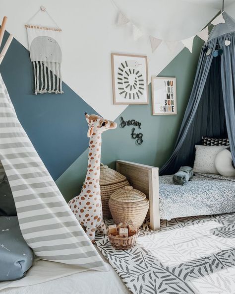 a child's bedroom with a teepee tent and giraffe