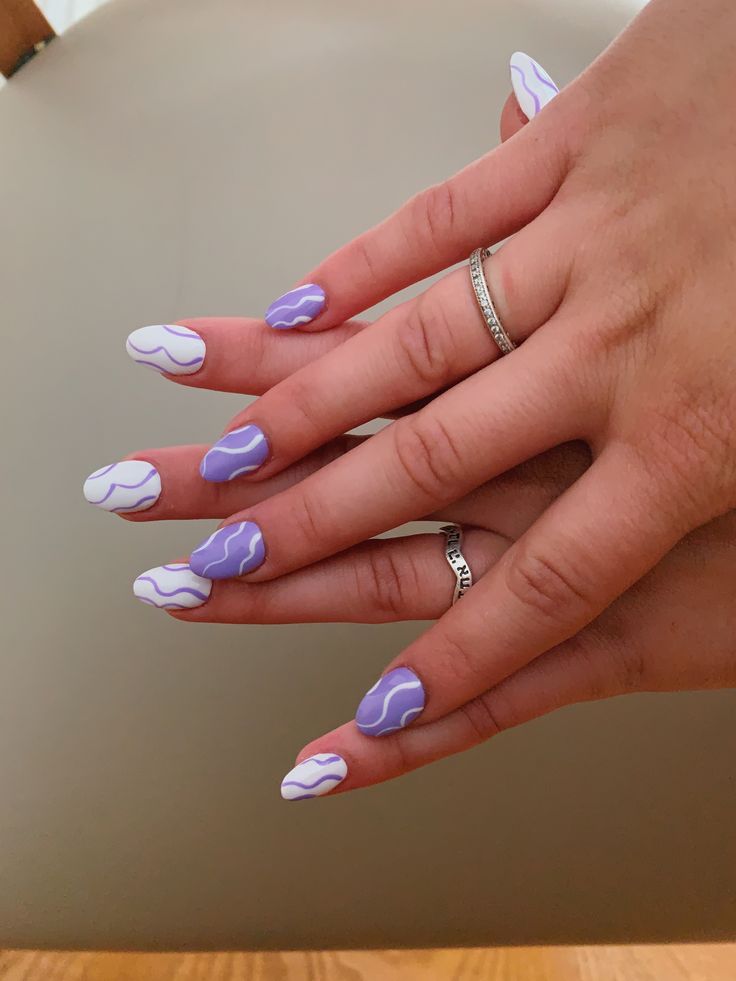 Purple And White Gel Nails Short, Short Nail Designs Purple Glitter, Cute Purple Nails Designs, Purple Nail Ideas Simple, Purple Nails With White Lines, Fun Nails Purple, Purple And White Short Nails, Purple And White Nail Art, White With Purple Nails