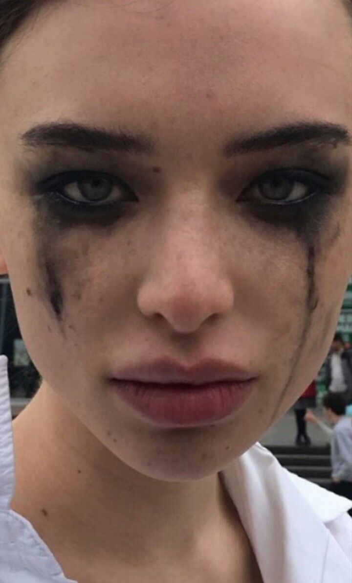 Cry Makeup Look, Punk Eyeliner, Crying Makeup, Eyeliner Aesthetic, Angry Eyes, Angry Girl, Punk Makeup, Manic Pixie Dream Girl, 3d Tattoos