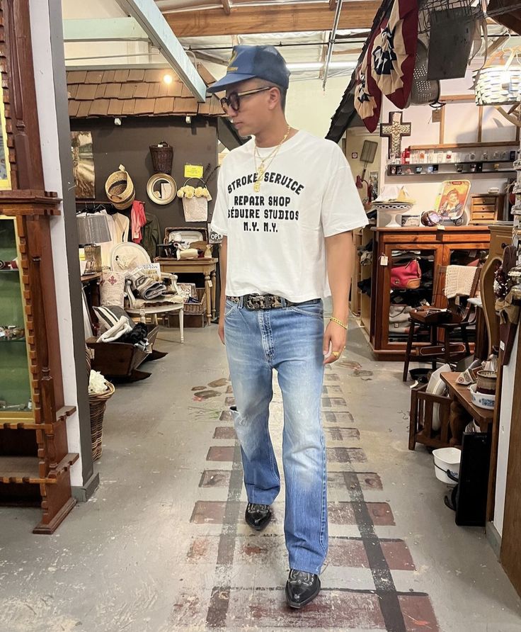 Country Core Aesthetic Outfits, Urban Cowboy Aesthetic, Cowboy Boots Outfit Mens, Austin Aesthetic, Street Style 90s, Clean Girl Style, Outfit Inspo Vintage, Dad Fits, Vintage Sunnies