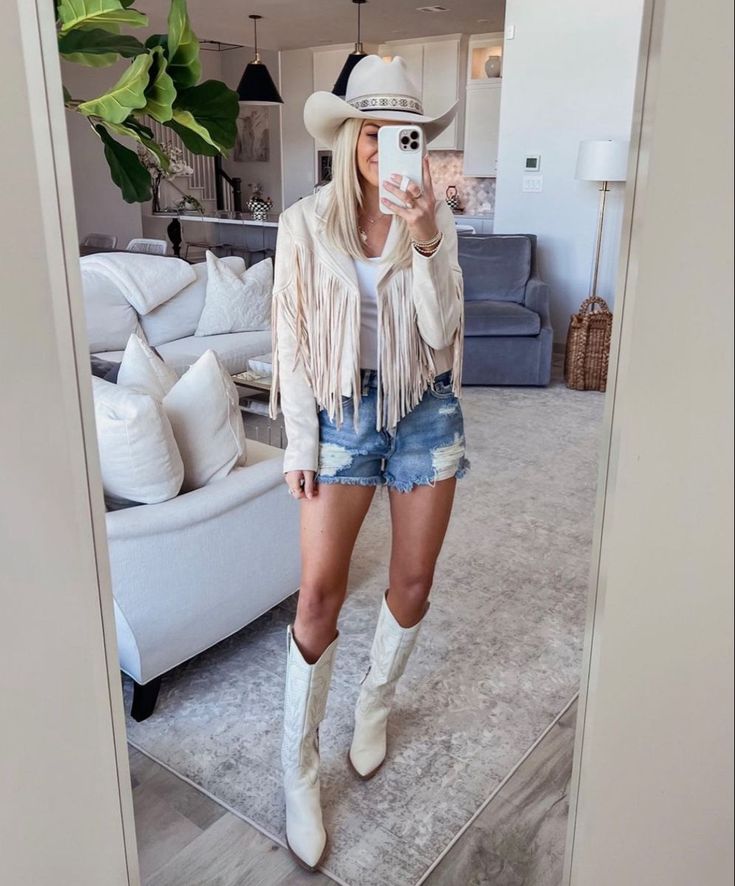 Scottsdale Arizona Outfits, Cowboy Outfits For Women, Arizona Outfits, Nashville Style Outfits, Country Chic Outfits, White Boots Outfit, Outfit Botas, Country Style Outfits, Fiesta Outfit