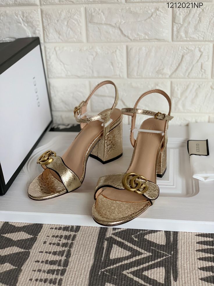 Gucci Heels Gold, Gold Gucci Heels, Golden Sandals, Woman Sandals, Gucci Sandals, Gucci Heels, Graduation Outfits, Portugal Wedding, Shoes World