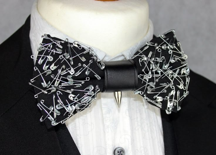 100 silver safety pins on black bengaline with a single spike on leather bind.  Each bow tie is handmade by me using the best high quality materials, they are extremely sturdy and will never lose their shape, all designs come with a black satin adjustable neck strap that will fit any neck size. Customisations are available for all of my designs, please get in contact if you would like me to create a custom order for you. All parcels shipped outside of the UK it is recommended to choose tracked and signed shipping Diy Vetement, Fashion Mode, Safety Pin, Style Outfits, Costume Design, Diy Fashion, Look Fashion, Diy Clothes, Bow Tie