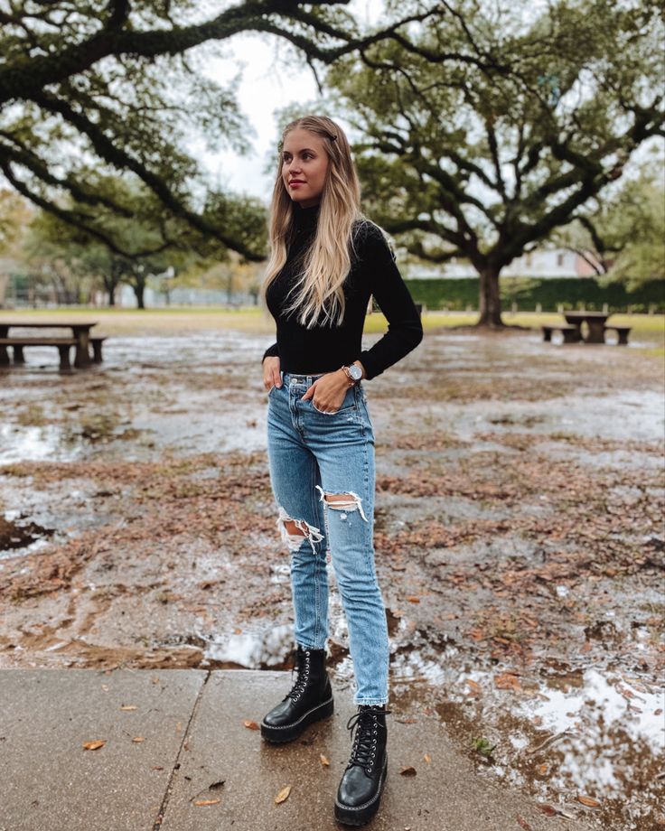 Cold Weather Doc Martens Outfit, Outfit Idea With Doc Martens, Black Docs Outfits Winter, Womens Doc Martens Outfits, Outdoor Fall Concert Outfit, Doc Martin Boots Outfit, Casual Doc Martens Outfit, Fall Outfits With Doc Martens, Doc Martens And Jeans