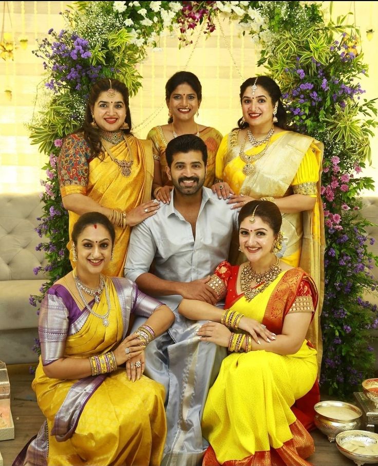 Haldi Pose Grup, Haldi Ceremony Family Photography, Haldi Pic Boy, Brother Wedding Photoshoot, Haldi Stills For Boys, Haldi Group Photos Groom, Haldi Poss Boys, Haldi Dress For Groom Sister, Haldi Groom Poses Group