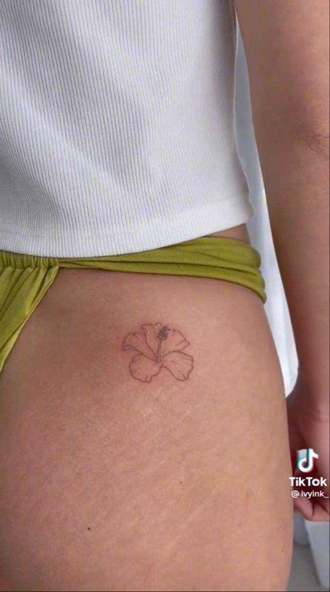 Line Work Tattoos Women, Small Hibiscus Tattoo, Simbols Tattoo, Hibiscus Tattoo, Petite Tattoos, Classy Tattoos, Discreet Tattoos, Jesus Love, Dainty Tattoos