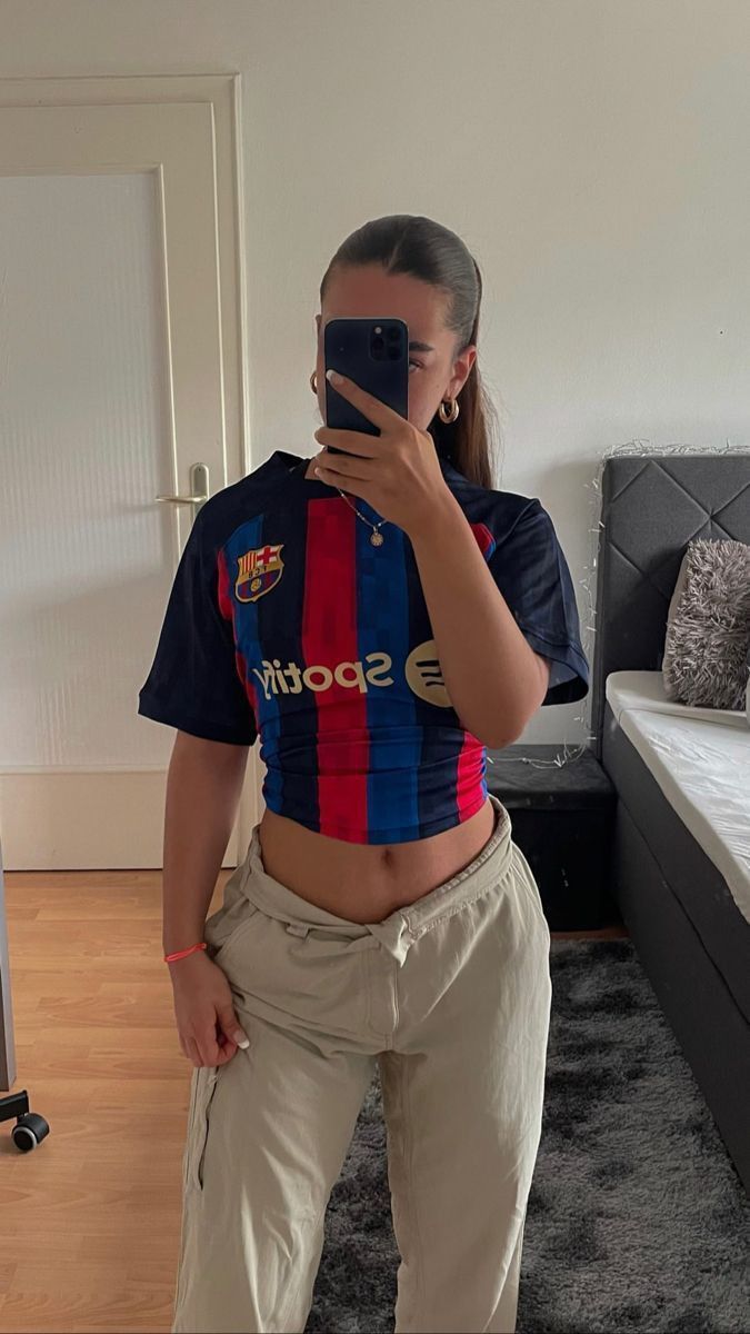 Soccer Shirts Outfits, Football Tops Outfit, Barcelona Soccer Game Outfit, Football Shirt Outfit Women Aesthetic, Football Tshirt Outfits For Women, Football Jerseys Outfit Women, Outfits With Soccer Jerseys Women, Barcelona Game Outfit, Outfits With Jerseys Soccer