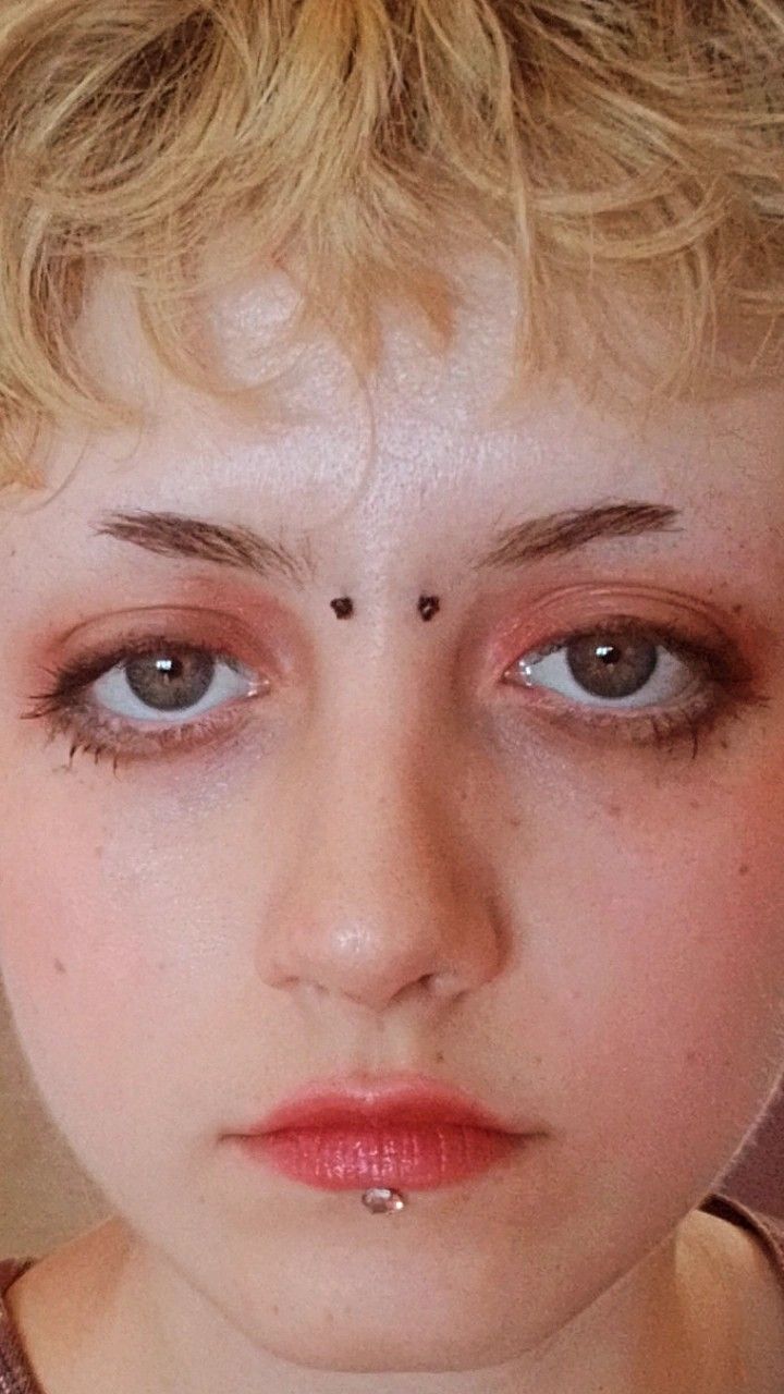 Unique Eyebrow Shapes, Short Eyebrows Aesthetic, Short Eyebrows Alt, Half Shaved Eyebrows, Shaved Eyebrow Tail, Alt Eyebrow Shapes, Fairy Eyebrows, Cool Eyebrows, Shaved Eyebrow Look