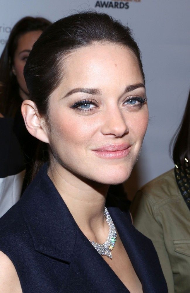 Marion Cotillard- #maquillage #editoriel Italian Beauty Secrets, Morning Beauty Routine, Marion Cotillard, French Beauty, Beauty Tips For Skin, Aging Well, Youthful Skin, Gorgeous Makeup, Skin Care Women