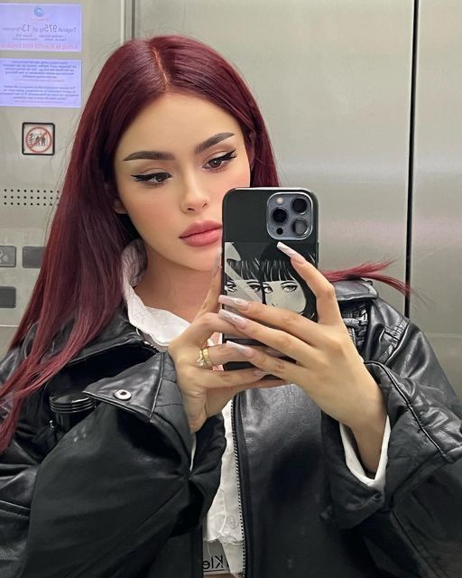 Hayley Bui Red Hair, Nails That Go With Red Hair, Hayley Bui Instagram, Hair Colors On Pale Skin, Shay Mitchell Red Hair, Nails For Red Hair, Makeup Looks For Red Hair, Outfits With Red Hair, Burgundy Red Hair Color