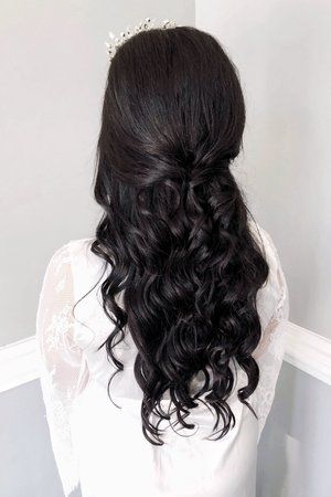 Xv Hair, Curled Hairstyles For Medium Hair, Bridal Hair Half Up, Half Up Half Down Hair Prom, Simple Prom Hair, Bridesmaid Hair Makeup, Quince Hairstyles, Long Hair Wedding Styles, Prom Hairstyles For Long Hair