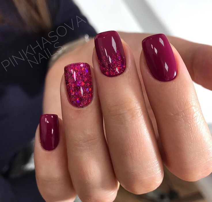 Short Gel Nails Ideas Fall Red, Red Dip Nail Designs, Trendy Nails Fall 2023, Berry Colored Nails, Red Color Nails, Purple Gel Nails Ideas, Manicure Nail Designs, Fall Gel Nails, Glitter Gel Nails