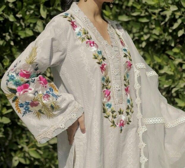 Pakistani Embroidery Suits, Lace Outfits, Lace Dress Design, Designer Kurti Patterns, Kurti Embroidery Design, Kurta Neck Design, Salwar Kamiz, Dress Neck Designs, Dress Design Patterns