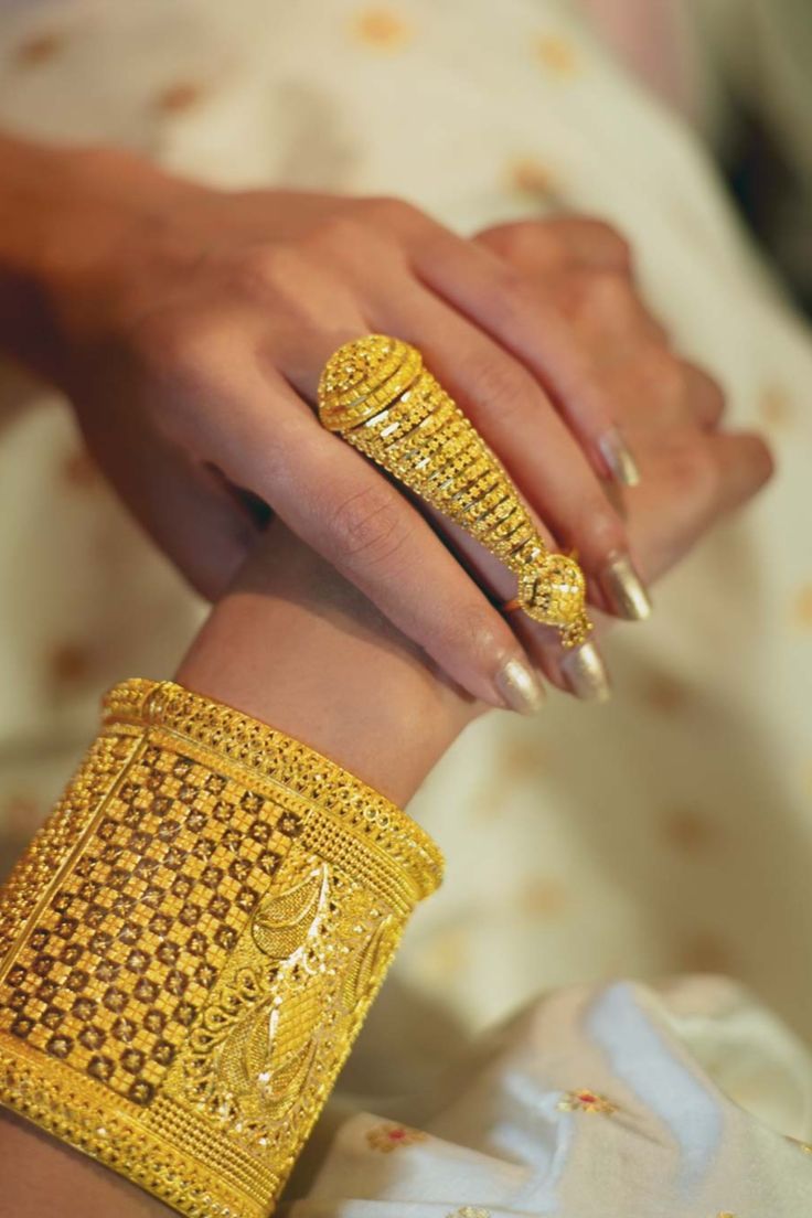 Full Finger Gold Ring Design, Broad Bracelets Gold, Full Finger Ring Gold Indian, Chur Designs Gold, Mantasha Gold Design, Bridal Rings Indian Gold, Golden Bangles Indian Design, Broad Gold Bangles, Finger Rings Gold Indian