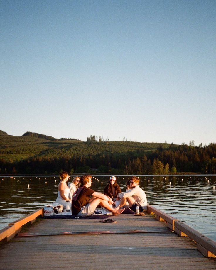 College friends | oregon | lake day | sunset | summer outfits | summer days | college aesthetic | university of oregon | friends | friend photo inspo | film photography | 35mm Film Friends Aesthetic, Lake Film Photography, Friends Lake Aesthetic, Film Photography Aesthetic Summer, Oregon Film Photography, College Beach Aesthetic, College Trip Aesthetic, Friends Film Photography, Cinematic Photography Friends