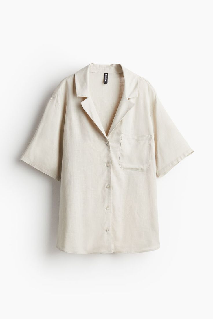 Slightly longer  loose-fit shirt in an airy  woven linen and viscose blend. Collar  shell buttons at front  and a patch chest pocket. Dropped shoulders  short sleeves  and a gently rounded hem. H M Shirt, Resort Shirt, Loose Fit Shirts, Long Lights, Shell Buttons, Light Beige, Chest Pocket, Drop Shoulder, Loose Fitting