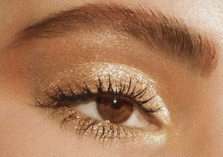 Ancient Greece Makeup Look, Greek Goddess Wedding Makeup, Golden Greek Goddess Costume, Glowy Golden Makeup, Goddess Makeup Aesthetic, Ethereal Goddess Aesthetic, Simple Goddess Makeup, Athena Goddess Makeup Look, Gold Greek Goddess Makeup