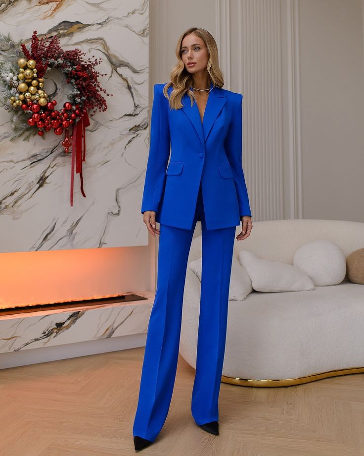 Fabric: High-quality suiting fabric crepe Cotton 65%, Polyester 35% Included: blazer and pants Peak lapel Single-breasted (1 button blazer) High-rise flared pants Fitting: Slim-Fit Sleeve length: 62 cm/ 24.4 in Pants length: 115 cm/ 45.2 in Lining option: Fully-Lined Jacket vent: Double vent Colors: Red, Blue, Dusty Pink, White, Black Estilo Kardashian, Suiting Fabric, Peak Lapel, Flared Pants, Pants Length, Blazer Buttons, Leather Fabric, Flare Pants, Dusty Pink