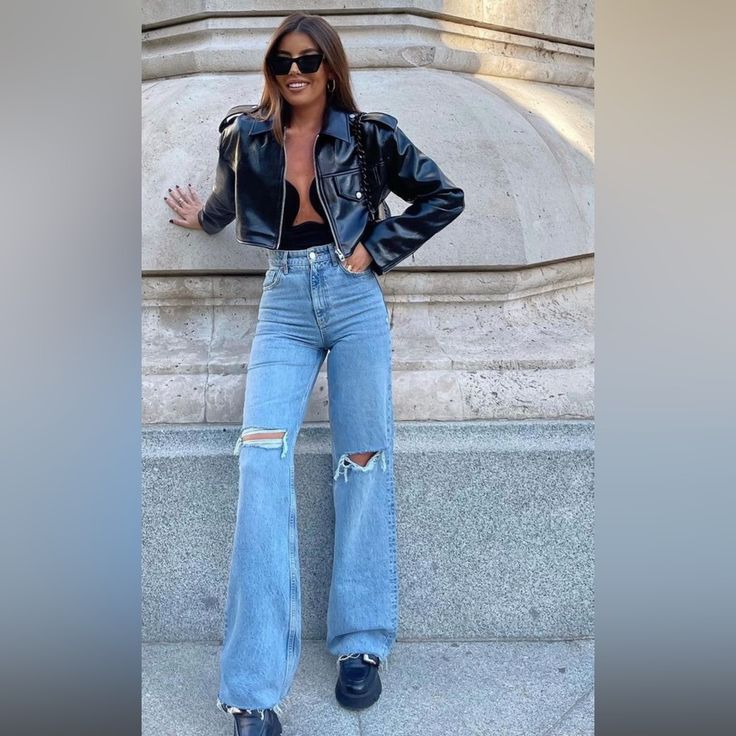 Zara Blogger Wide Leg Jeans Denim Jeans And Boots Outfit, Fashion Inspo Over 40, Wide Leg Jeans Office Outfit, Wide Leg Ripped Jeans Outfit, Zara Wide Leg Jeans Outfit, Ootd Wide Leg Jeans, Jeans Flare Outfits, Blue Wide Leg Jeans Outfit, Wide Legged Jeans Outfit