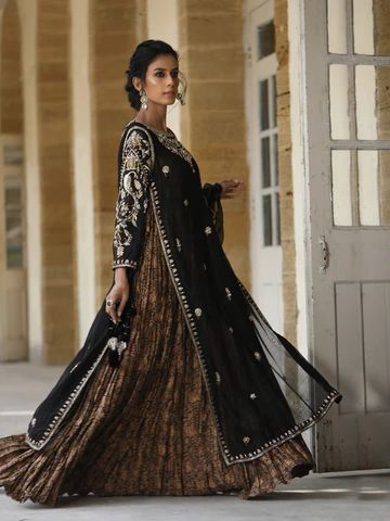 Dresses For Fat Ladies, Black Bridal Dresses, Misha Lakhani, Fat Ladies, Shadi Dresses, Pakistani Formal Dresses, Gaun Fashion, Pakistani Fancy Dresses, Pakistani Dresses Casual