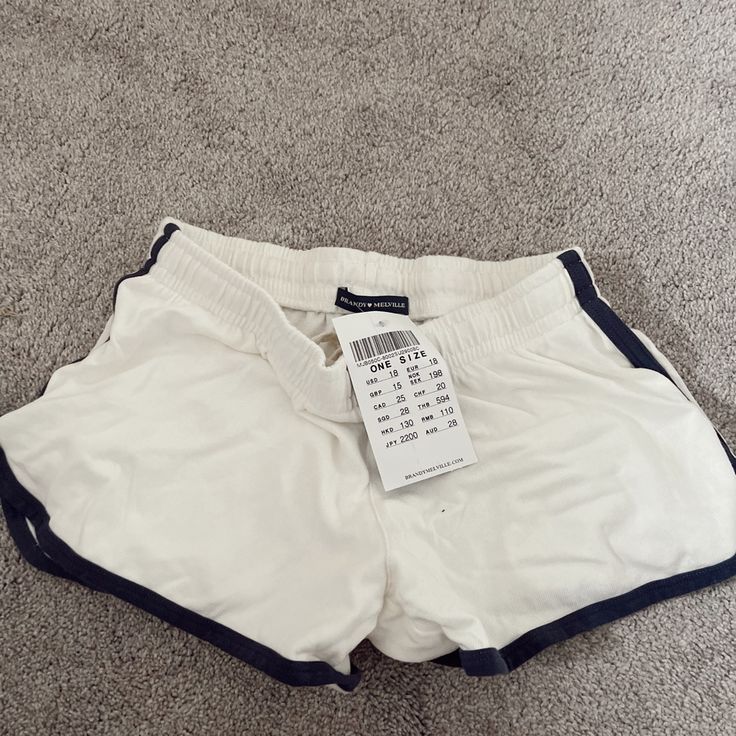 Randy Melville Shorts Nwt Youtuber Dr, White Linen Shorts, Dr Wardrobe, Brandy Melville Shorts, Beach Friends, Birthday Wishlist, Linen Shorts, Shorts Athletic, The Body Shop