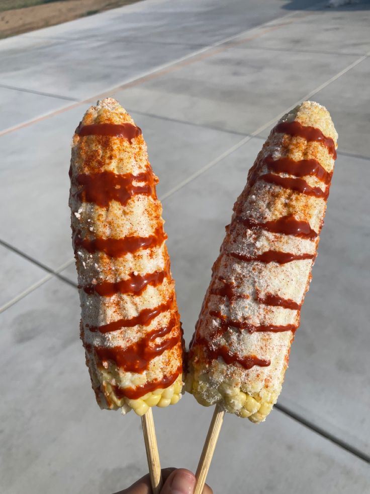 street food Valentina Sauce, Elotes Preparados, Valentina Hot Sauce, Mexican Street Corn Elote, Mexican Snack Foods, Corn Elote, Food Shoot, Mexican Snacks, Hot Sauce Recipes