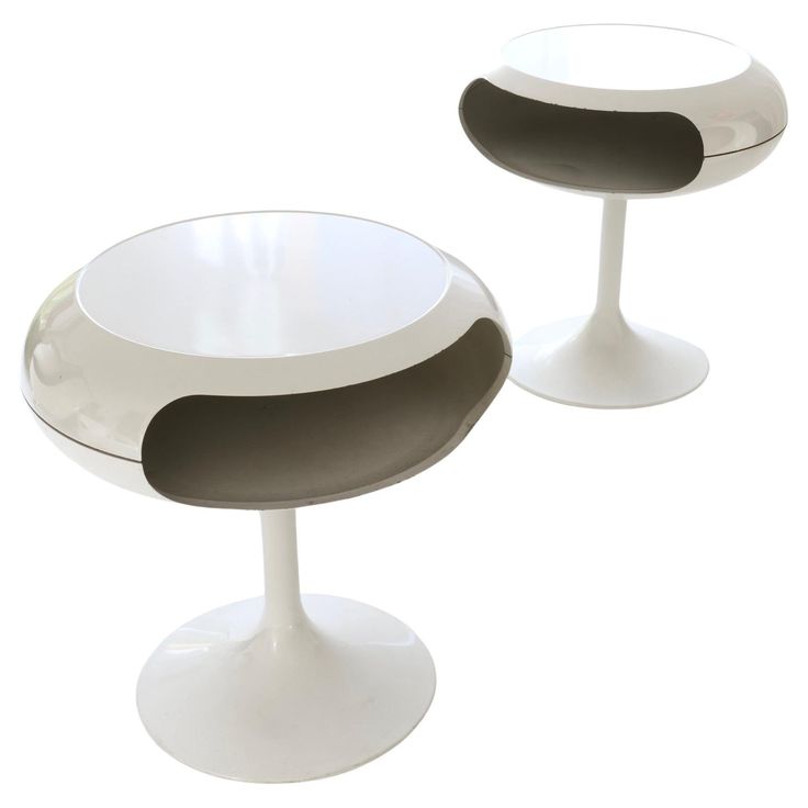 Rare set of 2 space-age ufo shaped side tables by Opal. Made out of Baydur (Fiberglass) and metal feet combines an iconic design with quality materials.25 Made in the 1970s in Germany. mit condition 1960 Space Age, Space Age Interior, Space Age Furniture, 70s Living Room, Scifi Interior, Atomic Space Age, 1970s Home, Vintage Side Table, Serving Table