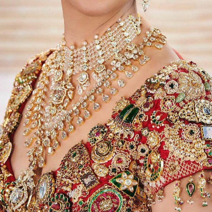 Instagram Isha Ambani, Brother Wedding, Saree Styling, Monday Outfit, Islamic Motifs, Bridal Diamond Necklace, Marriage Dress, Celebrity Casual Outfits, Antique Bridal Jewelry