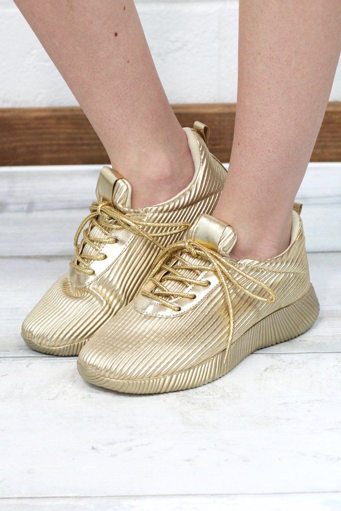 We are loving these metallic gold sneakers with ripple detailing and gorgeous laces to match the sneaker! These babes are sure to make you stand out...just like you deserve! Super lightweight and comfortable with a good footbed for support. Rose Gold Shoes, High Heels Outfit, Rose Gold Sneakers, Metallic Rose Gold, Gold Sneakers, Sporty Sneakers, Cross Training Shoes, Womens Golf Shoes, Travel Shoes