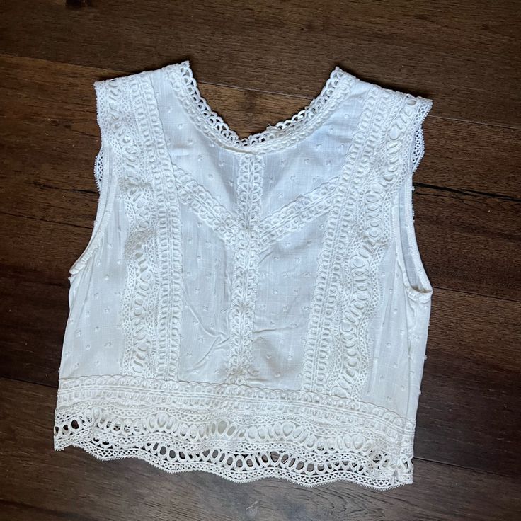 Medium Never Worn Super Cute White Crop Top For Spring Daywear, Casual Off White Tops With Lace Trim, White Cotton Crop Top For Daywear, White Lace Crop Top For Day Out, White Bohemian Crop Top With Lace Trim, Bohemian White Crop Top With Lace Trim, Cream Lace Sleeveless Camisole, Cream Embroidered Lace Tops, Cream Sleeveless Tank Top With Lace Trim