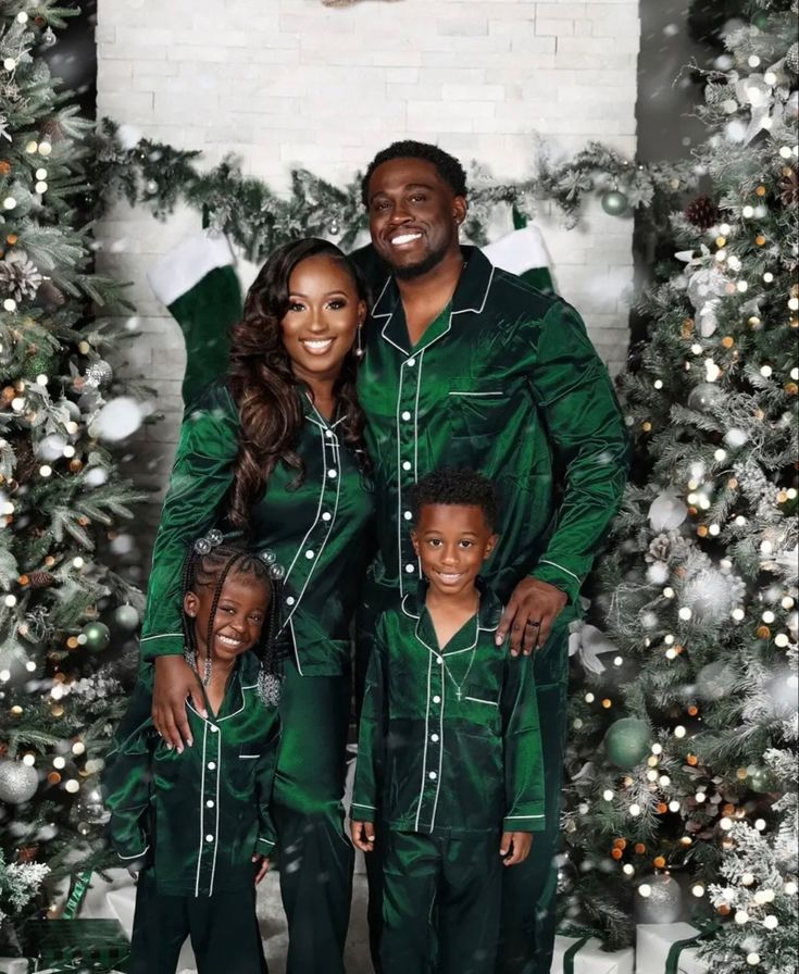 Black Couples Matching Pajamas Christmas Outfit, Christmas Pics Family Outfits, Black Family Christmas Pajamas, Christmas Cousin Pictures, Christmas Family Pictures In Pajamas Holiday Photos, Family Holiday Photos Outside, Christmas Photoshoot Ideas Family Pajama, Silk Pajamas Christmas Pictures, Black Family Christmas Pictures Pajamas