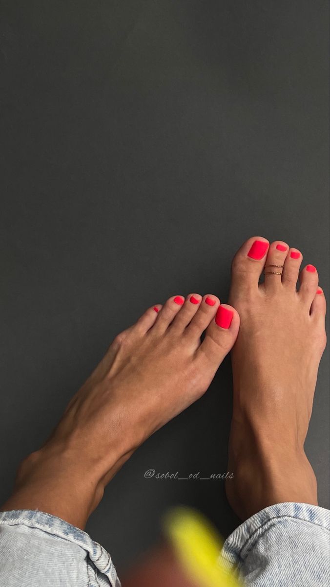 Summer Toe Colors 2024, Nails Pedicure Summer, Summer Feet Nails Colors, Summer Nails Hands And Toes, Summer Nails Feet Pedicures, Mani Pedi Summer 2024, Pedicure For Vacation, Tropical Vacation Pedicure Ideas, Vacation Toenail Colors