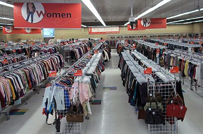 a women's clothing store filled with lots of clothes