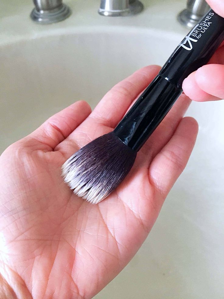 Want to know how to best clean your makeup brushes at home? Today I'm sharing the most simple way to clean your makeup brushes using only gentle shampoo or dish soap and warm water. I'm also sharing how often you should clean your brushes and how to best care for your makeup brushes to make them last longer. #beautytips #makeupbrushes Makeup Expiration Guide, Best Clean Makeup, Diy Cleaning Spray, Clean Makeup Brushes, How To Wash Makeup Brushes, Makeup Brush Cleaning Mat, Makeup Brush Uses, Brush Cleanser, Diy Sprays