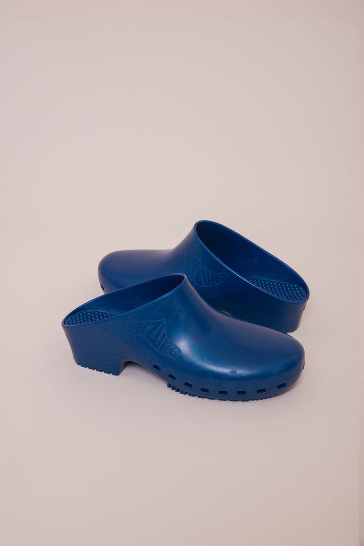 Our preferred shoe, the Calzuro Classic Clog, is lightweight but heavy duty, and well equipped with a no-slip sole and arch support. Comfort comes from the slight heel, ergonomically designed to maintain perfect posture and reduce fatigue, with massaging bumps for circulation of blood flow. Add a custom EVERYBODY.WORLD Comfort Insole, made from scrap materials to limit waste. Functional Slip-resistant Closed Toe Clogs, Functional Closed Toe Clogs With Rubber Sole, Functional Closed Toe Clogs With Arch Support, Functional Closed Toe Clogs With Removable Insole, Functional Non-slip Ergonomic Clogs, Functional Ergonomic Non-slip Clogs, Slip-resistant Functional Clogs, Ergonomic Slip-resistant Functional Clogs, Calzuro Clogs