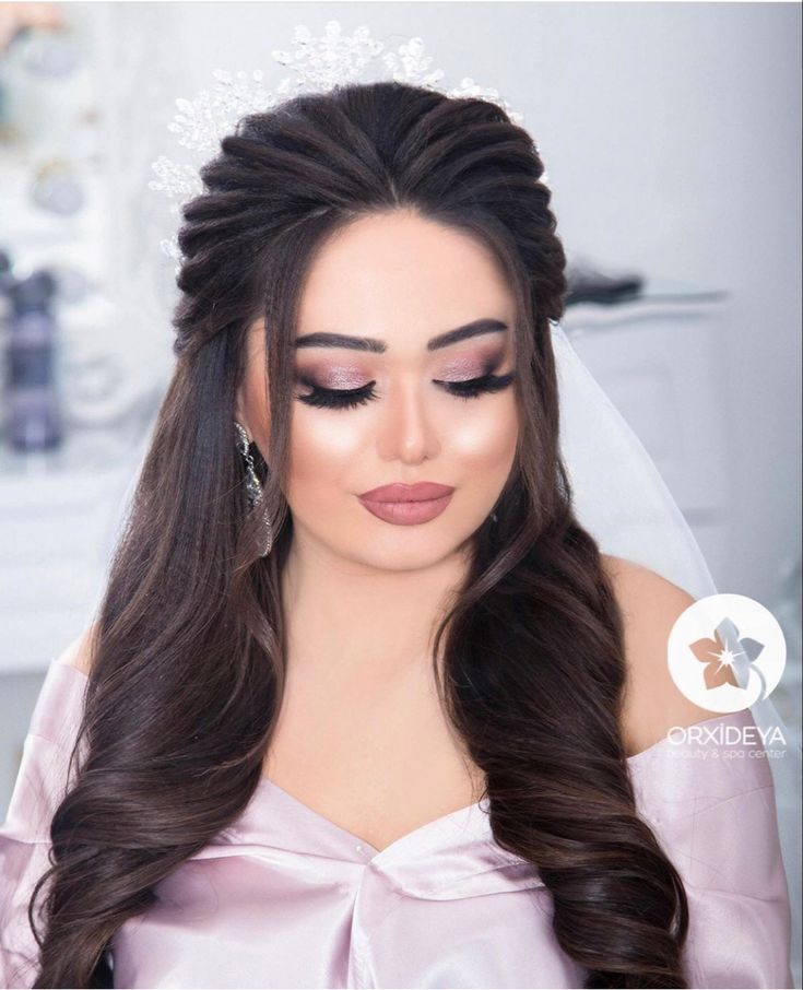 Siders Hairstyle Indian Wedding, Hairstyles For Wedding Sider, Bridal Hairstyle For Big Forehead Indian, Open Hairstyles For Bride, Bun With Front Pieces Out, Bridal Hairstyles Boho, Bridal Hair Looks, Boho Bridal Hairstyles, Bridal Bun Hairstyles