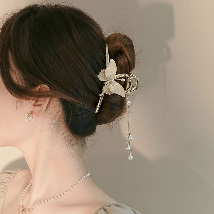 Butterfly Pearl Hair Cliphair ClipSize：11.5cm Gaun Koktail, Chignon Hair, Famous Dress, Kawaii Hairstyles, Butterfly Hair Clip, Cute Accessories, Tassels Fashion, Butterfly Hair, Hair Decorations