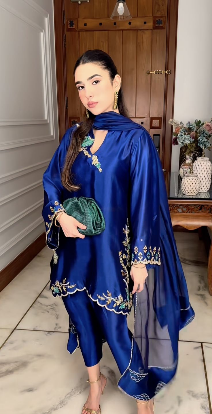 Pakistani Silk Suit Designs, Silk Dresses Pakistani, Silk Suits Designs Latest, Latest Pakistani Suits Designs, Thread Work Embroidery Suits, Handwork Suits Design, Gharara Pants, Latest Pakistani Fashion, Kurta Cotton