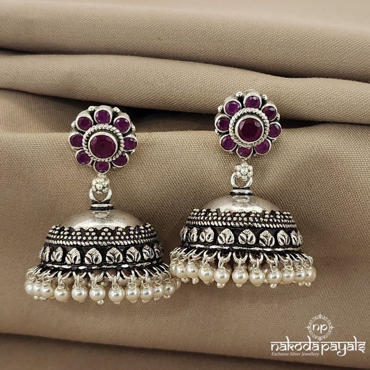 Jumkhas Aesthetic, Jhumka Earrings Aesthetic, Silver Jhumkas Indian, Capsule Wardrobe Jewelry, Chapati Recipes, Silver Jhumkas, Oxidized Jewellery, Nose Ring Jewelry, Oxidized Earrings