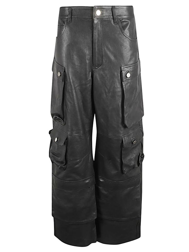 Black cargo trousers, lateral pockets on Entmbi Figure, zip and button closure, currency pocket, pocket closure with buttons. This item is in size 44 and the color is Black Leather Cargo Pants, Black Cargo Trousers, Black Trousers Women, Cargo Outfit, Crossbody Tote Bag, Black Cargo, Moon Boots, Cargo Pants Women, Cargo Trousers