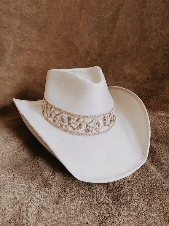 Handmade itemPremium Quality We are happy to present our new premium suede collection “Jolene” in ivory color.You are going to fall in LOVE with every detail. Handmade Made in Mexico Cowboy HatSuedeWaterproof SuedePremium SuedeIvory Color Wide brim 3.5 inches XS/S/M (55-57cm) M/L/XL (57-60cm)MUST HAVE! Beautiful handmade hats perfect to wear for any occasion! Be it a graduation party, a night out in the city or a fun sun-filled day at the beach! White Western Felt Hat For Kentucky Derby, White Felt Hat With Curved Brim For Rodeo, Western White Felt Hat With Curved Brim, White Western Felt Hat With Curved Brim, White Short Brim Felt Hat For Country Events, White Felt Hat For Country Events, White Wide Brim Felt Hat For Rodeo, White Wide Brim Felt Hat For Ranch, White Flat Brim Felt Hat For Ranch