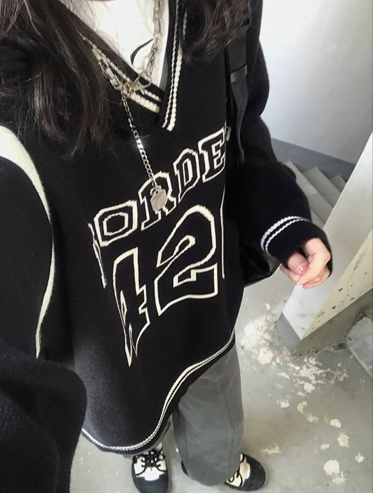 Black white fit and outfit cute aesthetic street Acubi Hoodie, Pjo Oc, Baggy Clothes, Tomboy Style Outfits, Swaggy Outfits, Tomboy Fashion, Dream Clothes, Retro Outfits, Aesthetic Outfits