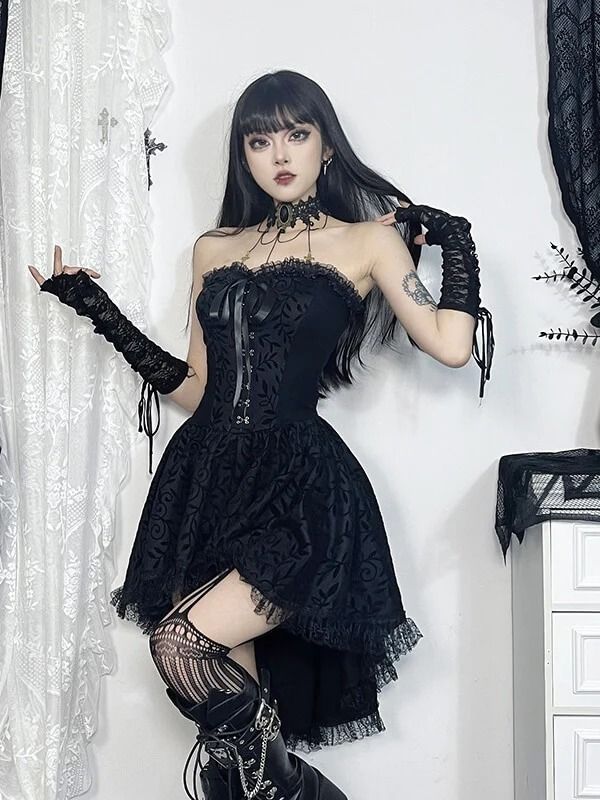 Lace patchwork, Vine pattern, Black ribbon bow, Metal buckles, Short trailing pendulum, Tube dress, Elastic back, Material: Polyester spandex Color: Black Size: S, M, L Unit: CM Bust Waist Length S 72-88 62-70 58 M 76-92 66-74 60 L 82-98 72-80 62 * 1cm ≈ 0.3937 inchNote: There may be 2-3cm error due to manual measureme Halloween Lace Corset Dress For Party, Halloween Party Lace Corset Dress, Black Corset Back Dress For Halloween, Black Strapless Dress With Bow For Party, Fitted Black Strapless Dress With Bow, Halloween Sleeveless Dress With Lace Trim, Black Strapless Mini Dress With Bow, Black Lace Corset Dress For Halloween, Black Corset Dress With Lace Patchwork