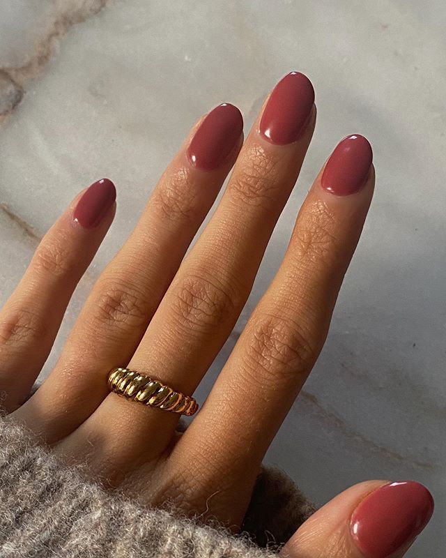 Marianne (@smythsisters) • Фото и видео в Instagram Dark Nude Nails, Advertisement Photography, Paint Collection, Midlife Crisis, November Nails, Instagram Autumn, Nail Colour, Nails Fashion, Dark Nails